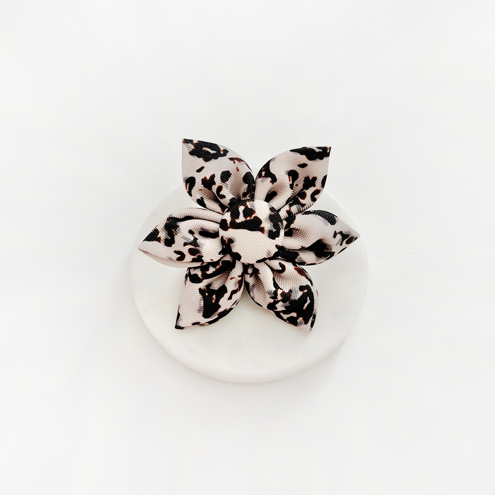 Ivory Tort Collar Flower