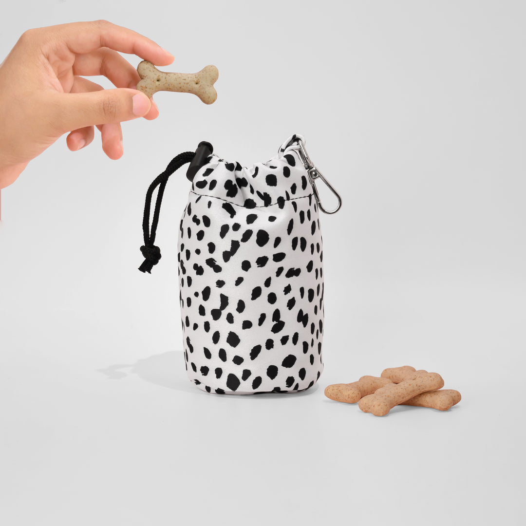 Black-and-White-Spots-Print-Drawstring-Closure-Dog-Treat-Pouch-With-Clip